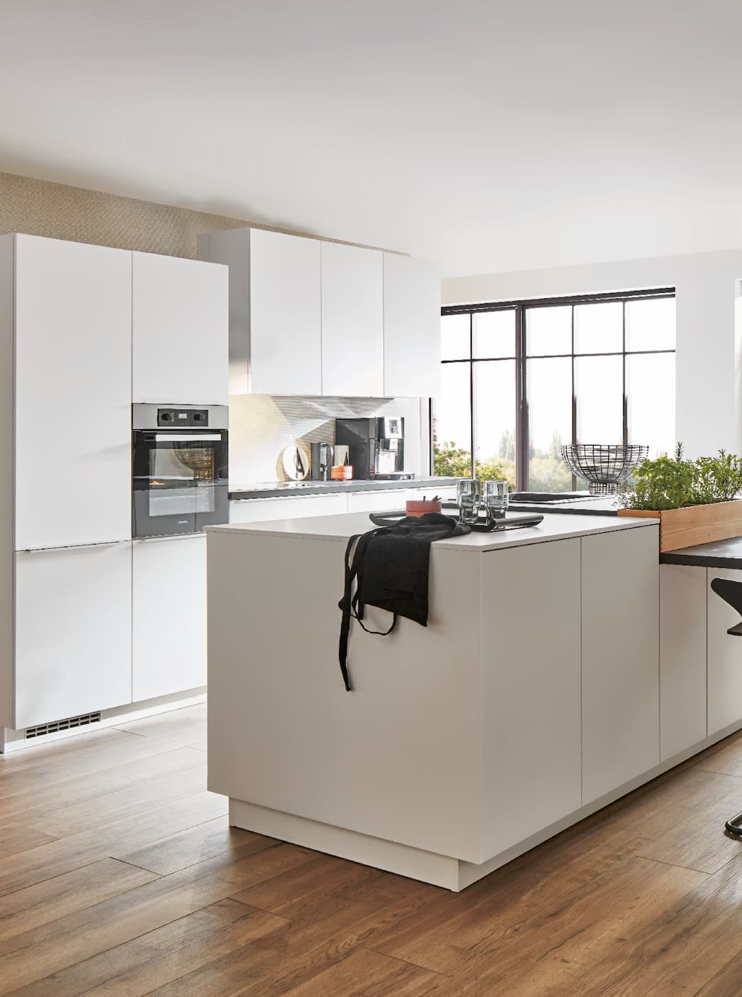 weiße Küche mit Insel, modern