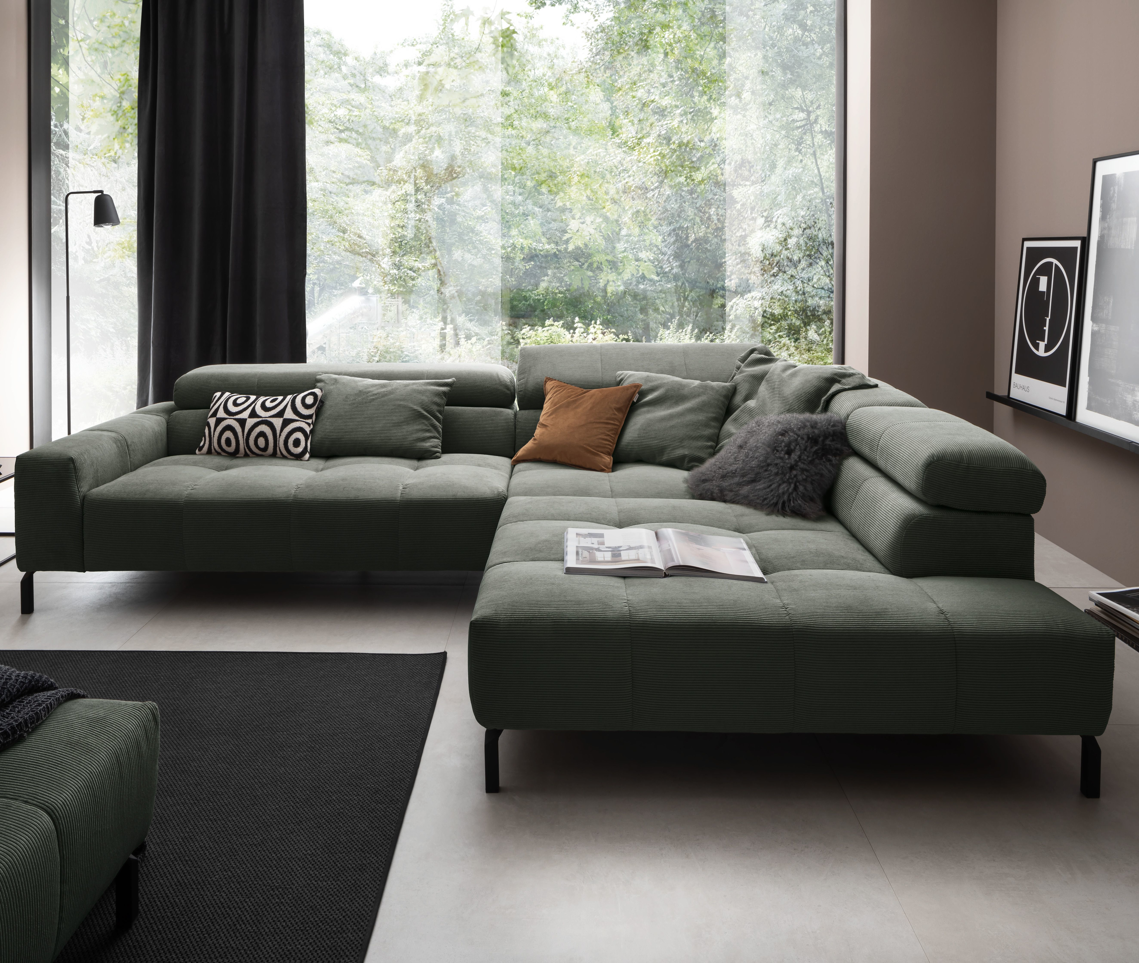 Ecksofa Cleverland Grün Sitztiefe motorisch verstellbar Kopfstütze manuell verstellbar Gestell Ottomane rechts Ecksofa Cleverland Grün Sitztiefe motorisch verstellbar Kopfstütze manuell verstellbar Gestell Ottomane rechts