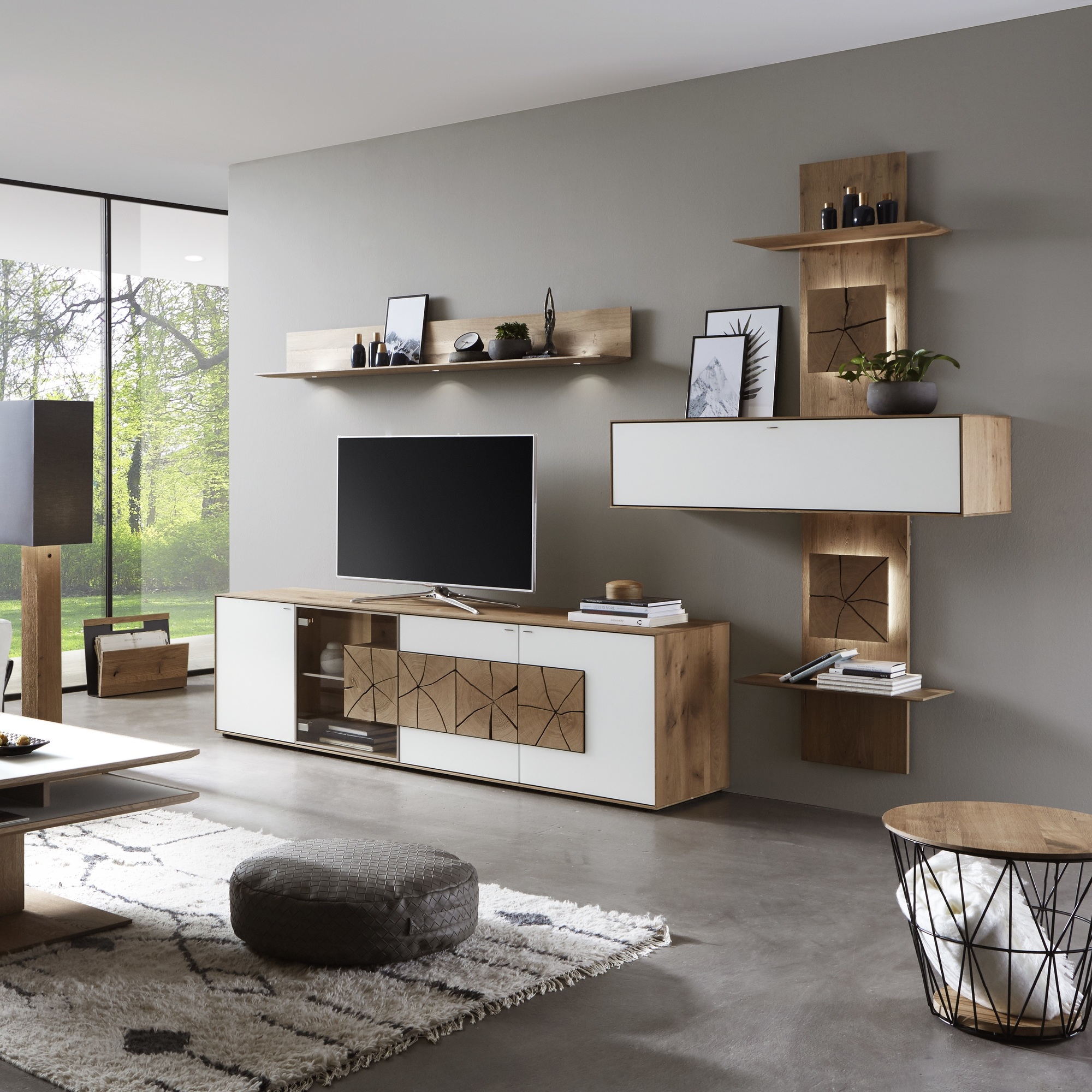 Hartmann Wohnwand Caya mit Beleuchtungspaket Korpus Kerneiche Umato, Front Weißglas matt Hartmann Wohnwand Caya mit Beleuchtungspaket Korpus Kerneiche Umato, Front Weißglas matt