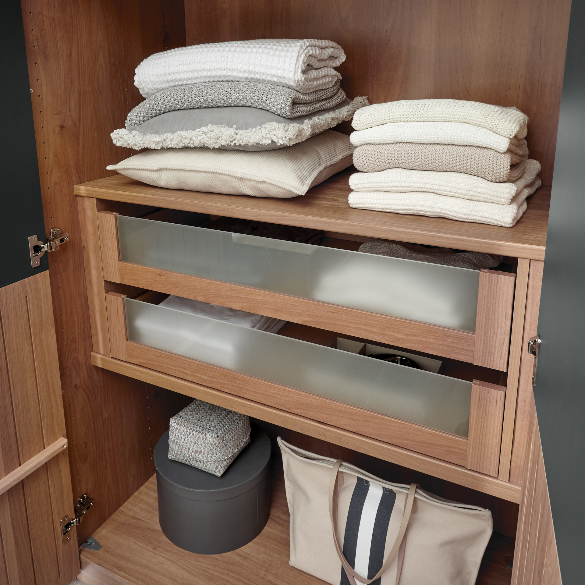 Collection H Drehtürenschrank Vivaldi 6-türig Eichefarben 65*307*220 Collection H Drehtürenschrank Vivaldi 6-türig Eichefarben 65*307*220