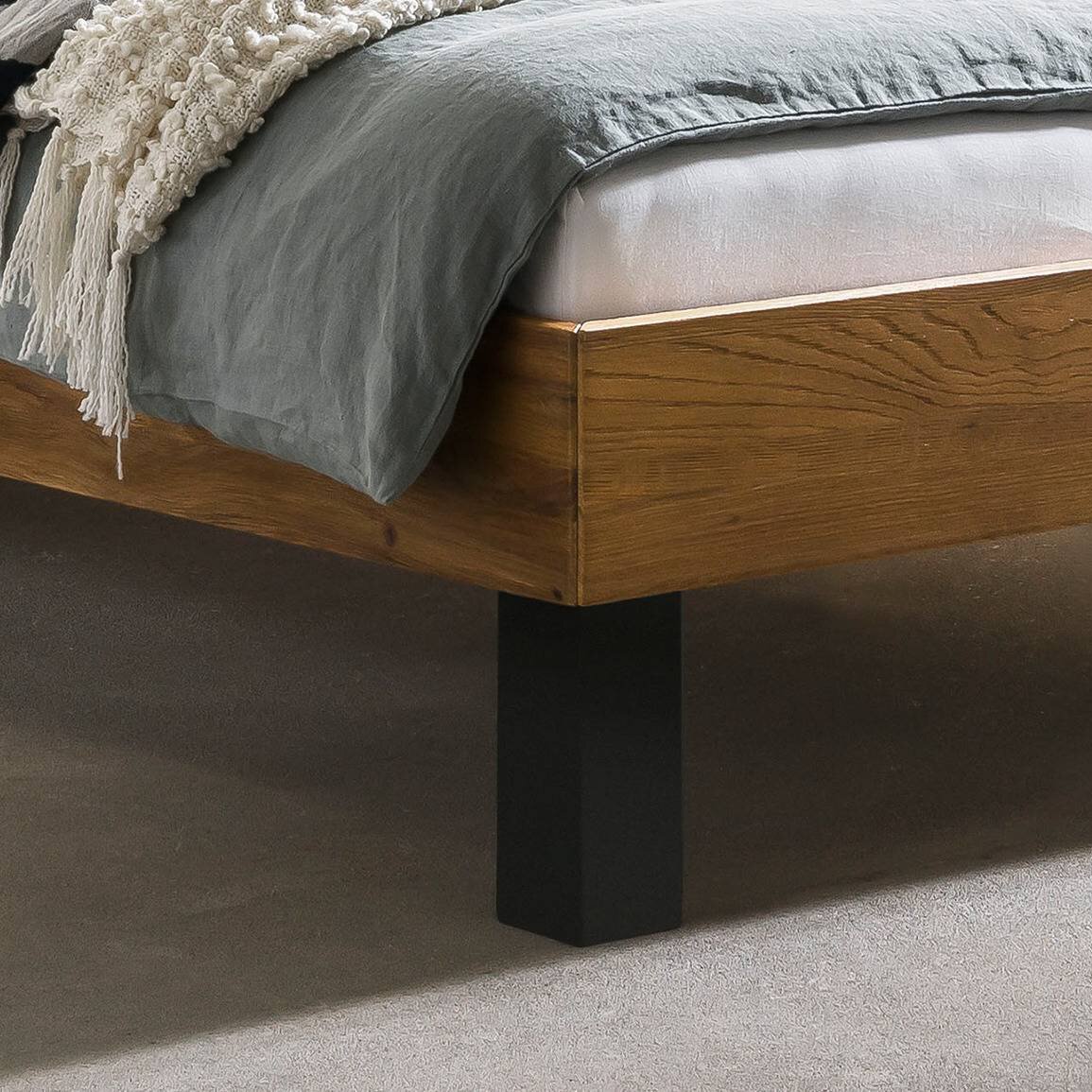 HASENA Bett Sondrio Kopfteil Kul Smoke Fuß Anthracite Gestell Wildeiche 200x200 cm HASENA Bett Sondrio Kopfteil Kul Smoke Fuß Anthracite Gestell Wildeiche 200x200 cm