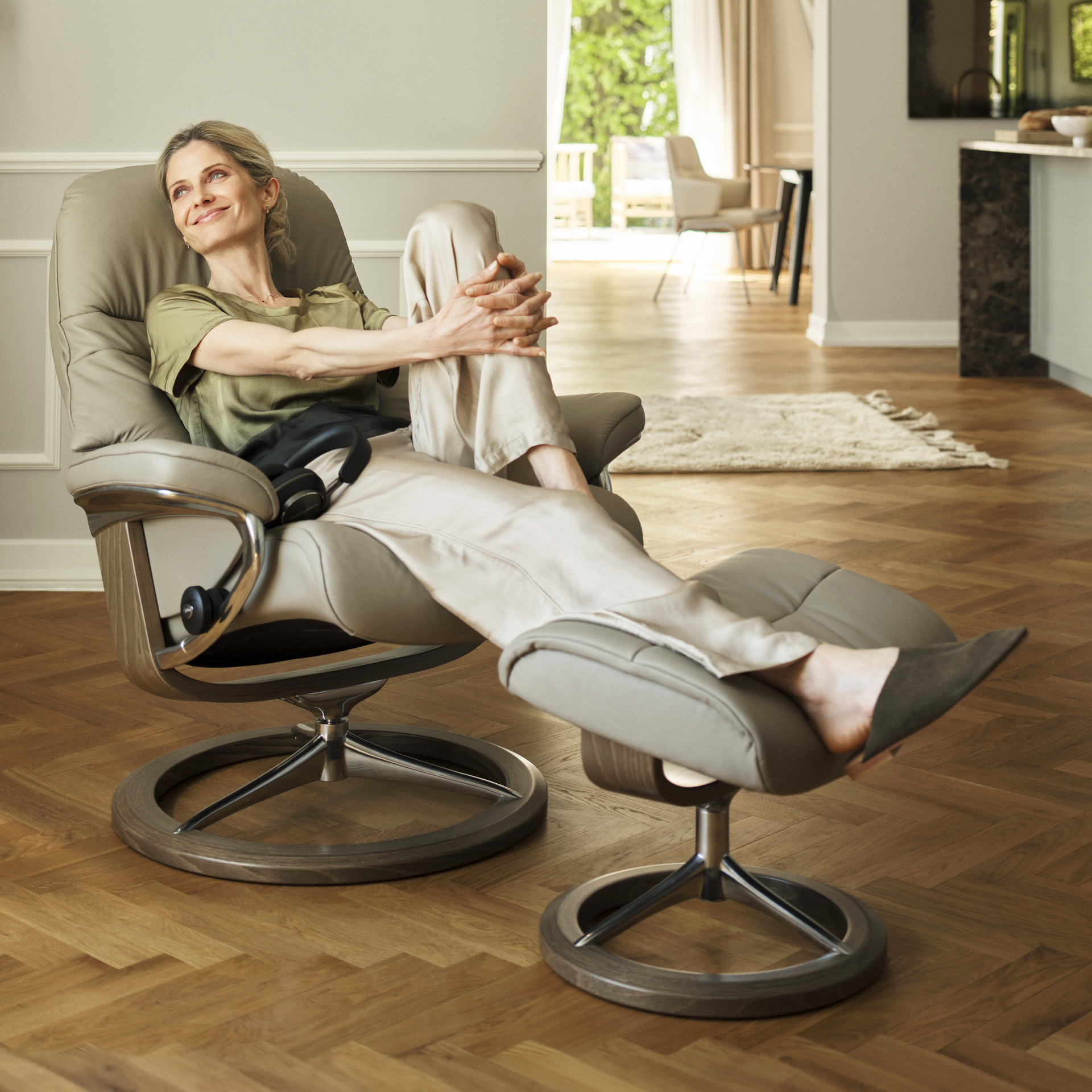 Stressless Relaxsessel mit Hocker Sunrise L Signature L Bezug Leder Batick Cream 13, Gestell Chrom 40, Fuß Smoked Oak 13