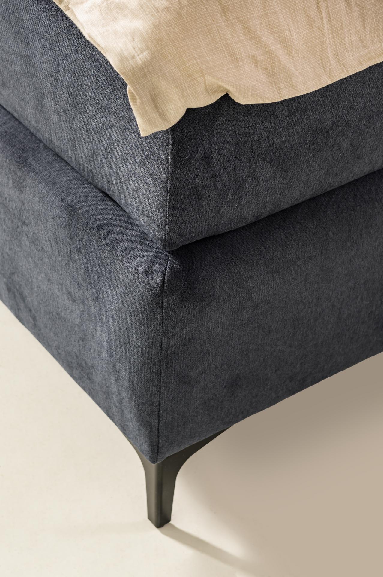 Boxspringbett Jenny Fuß Dark Black Bezug Grey Blue 180x200 cm Taschenfederkern inklusive Kaltschaum-Topper Boxspringbett Jenny Fuß Dark Black Bezug Grey Blue 180x200 cm Taschenfederkern inklusive Kaltschaum-Topper
